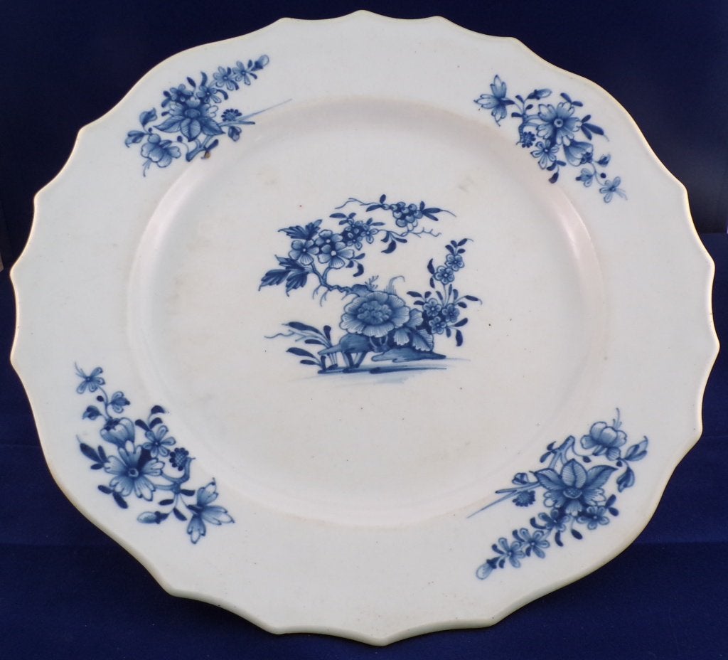 Assiette ronde signée en porcelaine pâte tendre de Tournai, Enlèvement ou Envoi