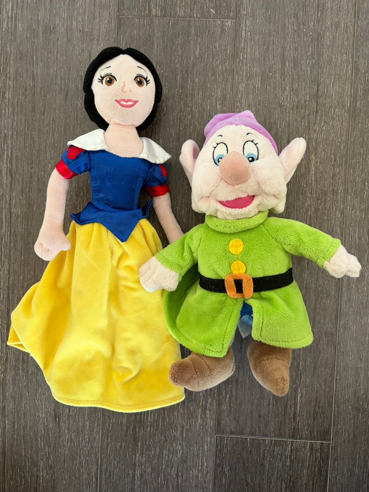 Set van 2 Disney-knuffeldieren — Sneeuwwitje en Simplet, Kinderen en Baby's, Disney, Overige typen, Ophalen of Verzenden, Zo goed als nieuw