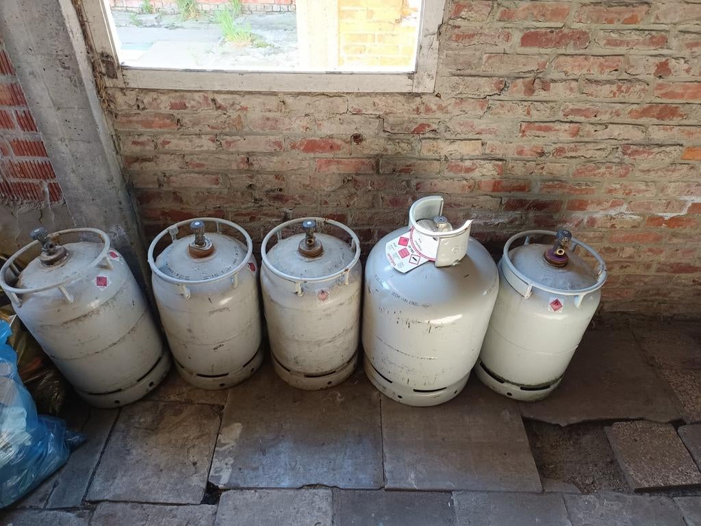 5 bouteilles de propane vides, Enlèvement