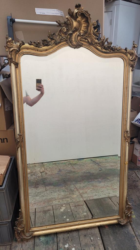 Grand miroir en bois et stuc doré