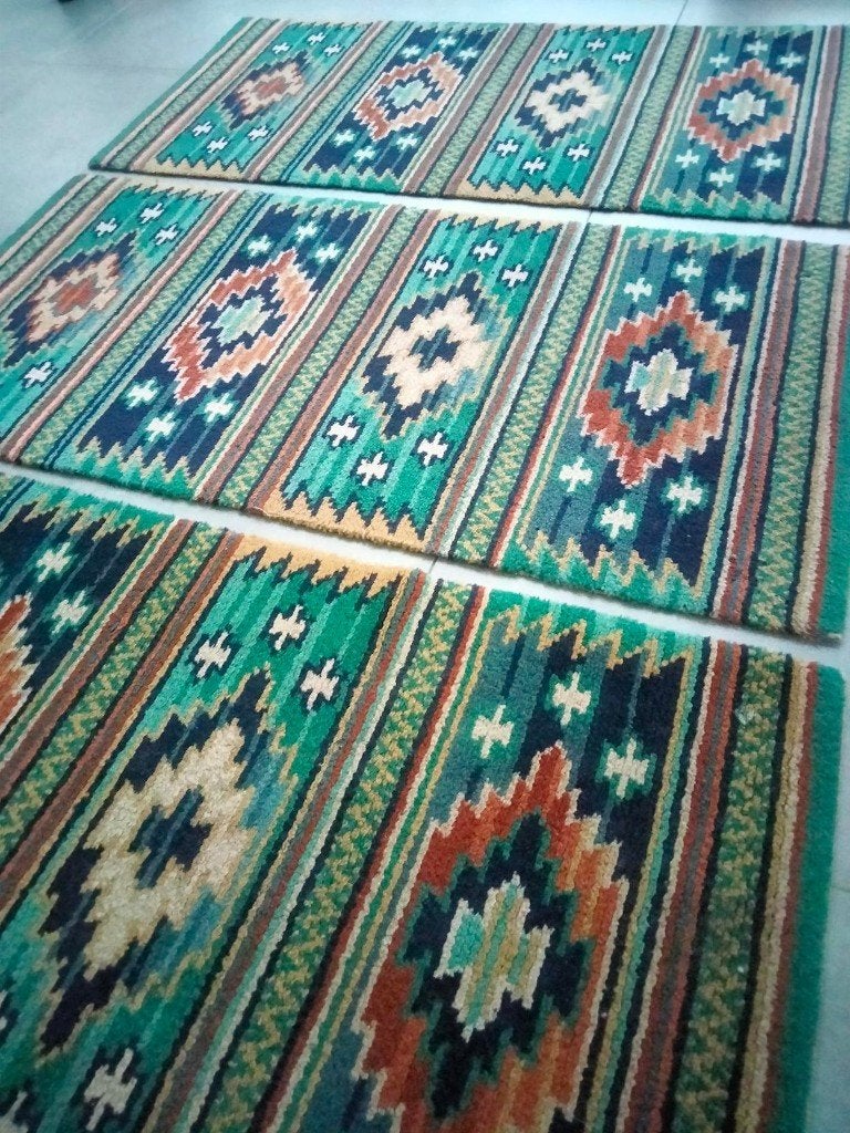 Prijs per stuk vintage mat tapijt 121 x 59cm kelim stijl, Huis en Inrichting, Stoffering | Tapijten en Vloerkleden, Gebruikt, 100 tot 150 cm