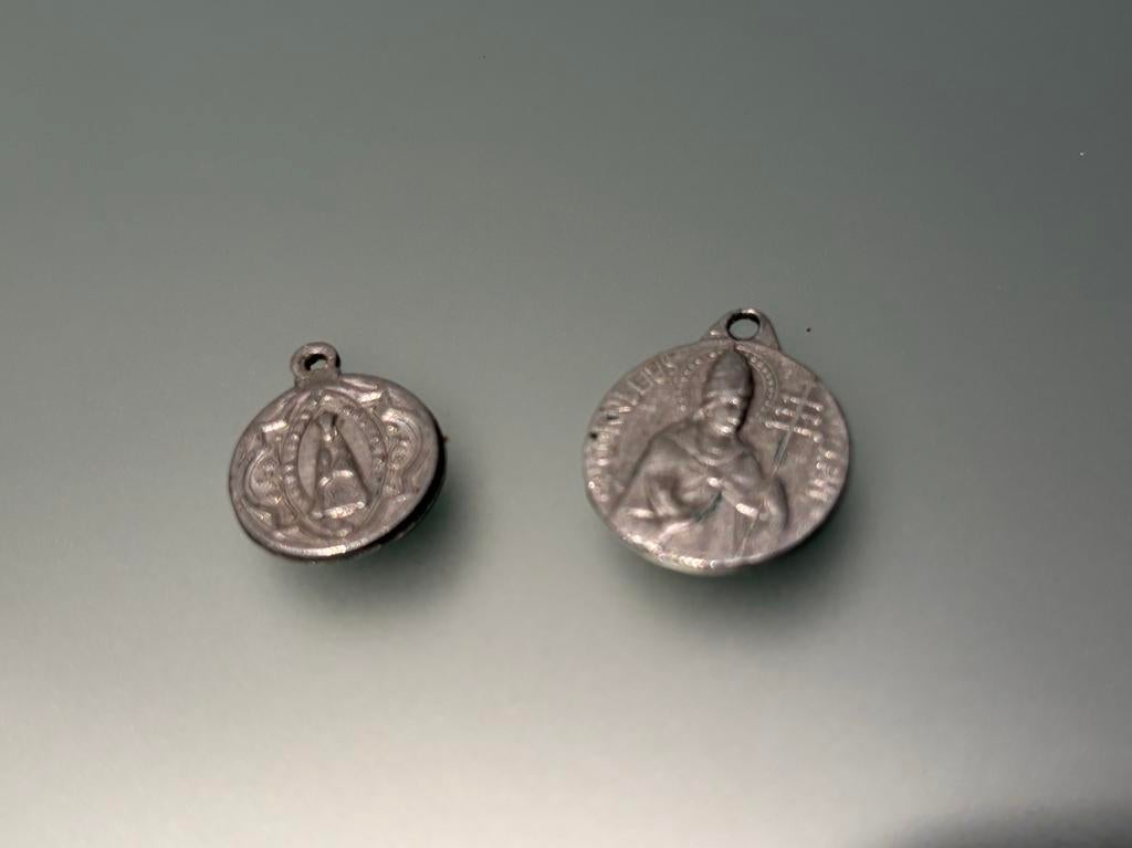 Religieuze antieke medaille oa st. Cornelius ( 2 items), Ophalen of Verzenden