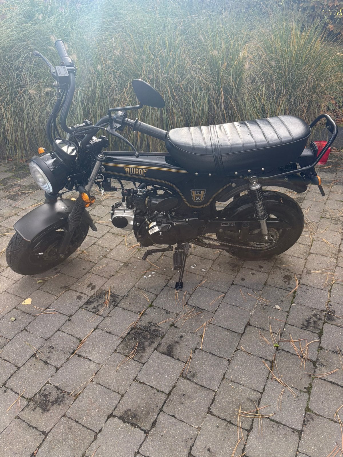 Bluroc DAX 50cc (2024) – 4.700 km – Origineel, Fietsen en Brommers, Ophalen, Klasse B (45 km/u), Zo goed als nieuw, 4 versnellingen