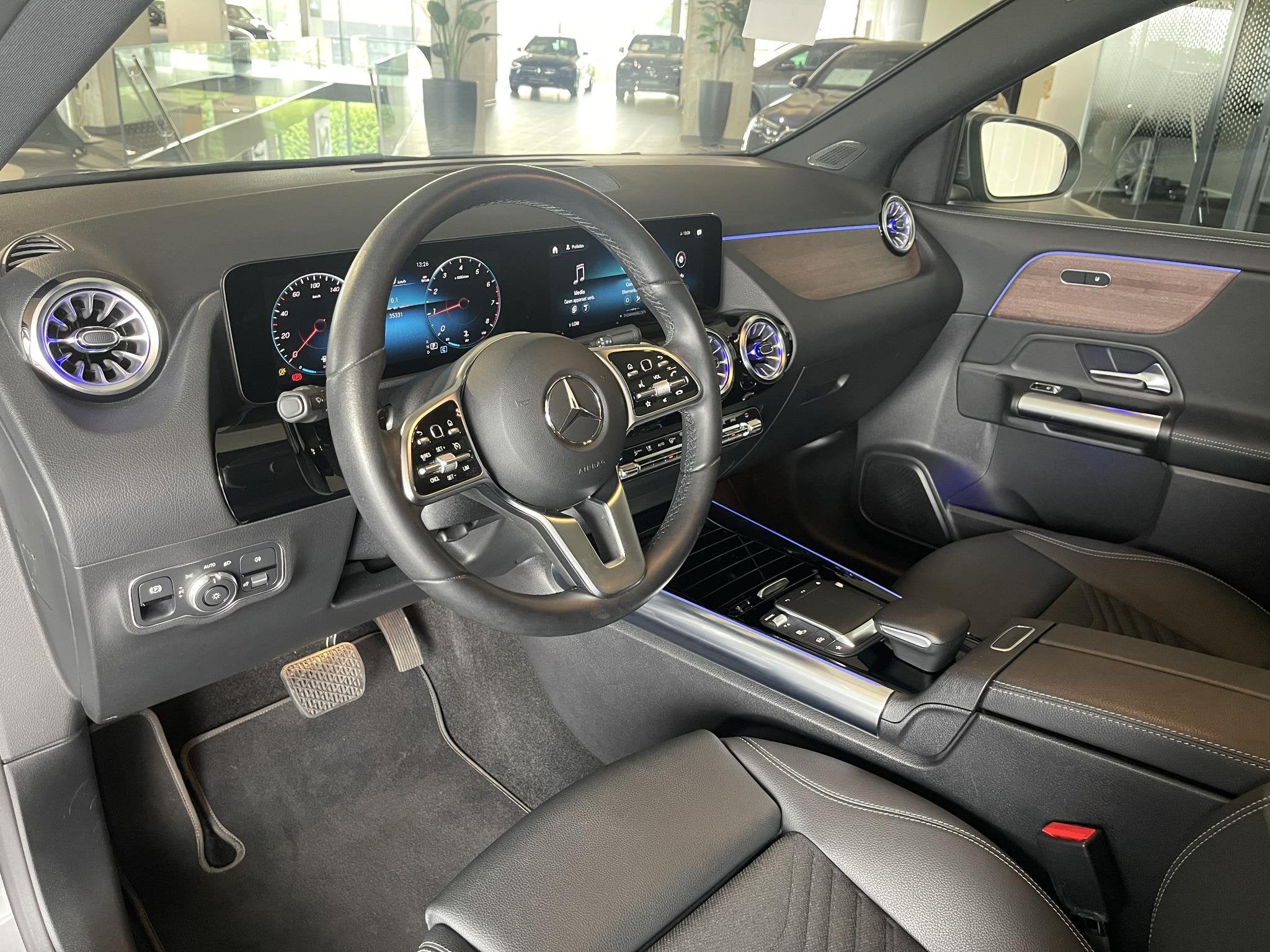 Mercedes-Benz GLA 200 Luxury Line + MULTIBEAM LED + PANO DAK, Argent ou Gris, Achat, 1800 kg, Euro 6