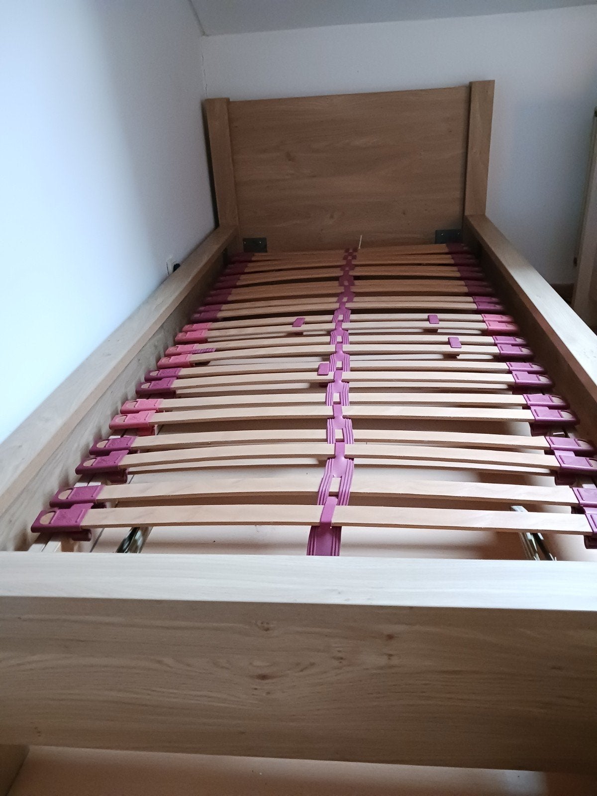 €150 Houten eenpersoonsbed + nachtkastje en lattenbodem, Huis en Inrichting, Slaapkamer | Bedden, Ophalen, 90 cm, Eenpersoons
