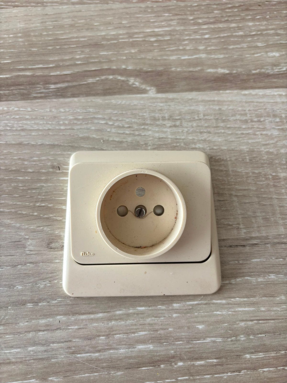 Afdekplaat + centraalplaat oud type niko stopcontact., Ophalen of Verzenden