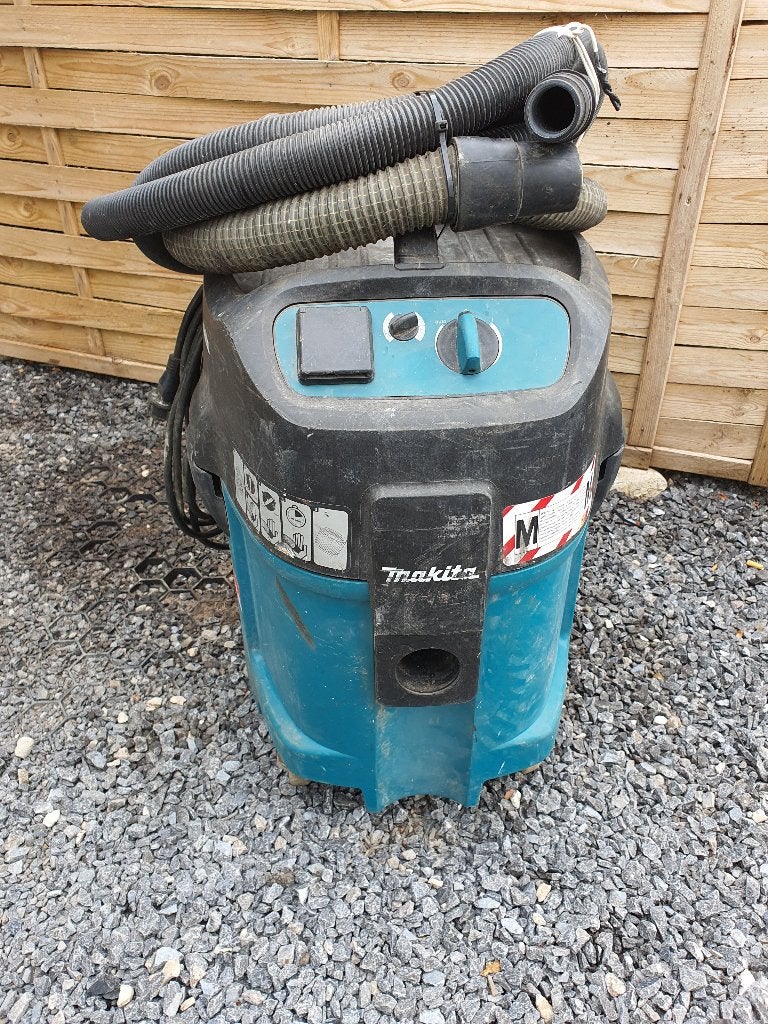 Makita M-klasse stofzuiger. 'Auto' startsysteem bij, Ophalen, Zo goed als nieuw, Waterstofzuiger