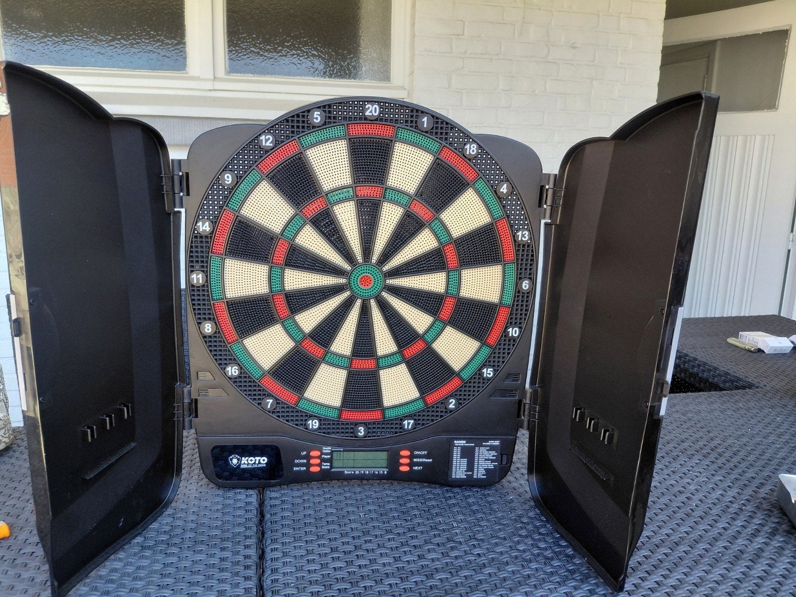 KOTO elektronisch dartbord + complete dartset – veel extra’s, Sport en Fitness, Ophalen, Dartbord, Elektronisch