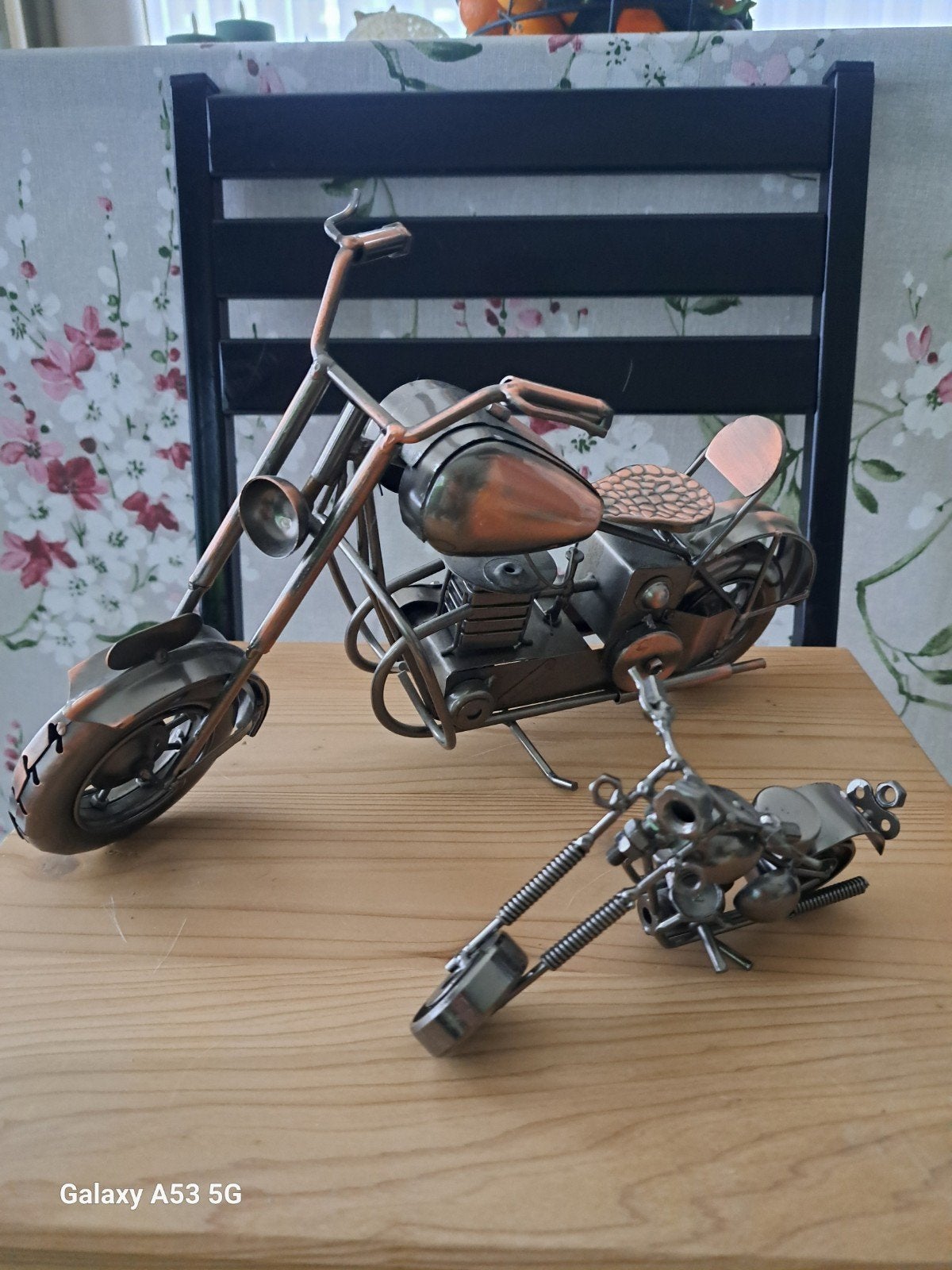 2 metalen motors, Ophalen