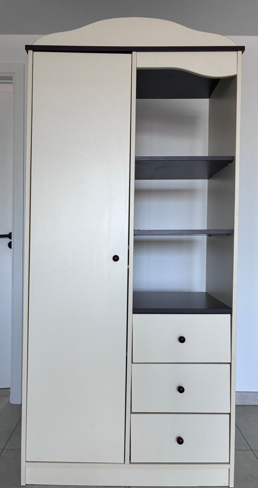 GRATIS :Leuke kinderkast (Moet weg voor donderdag 20/08!), Ophalen, Gebruikt, 50 tot 100 cm, Met lade(s)