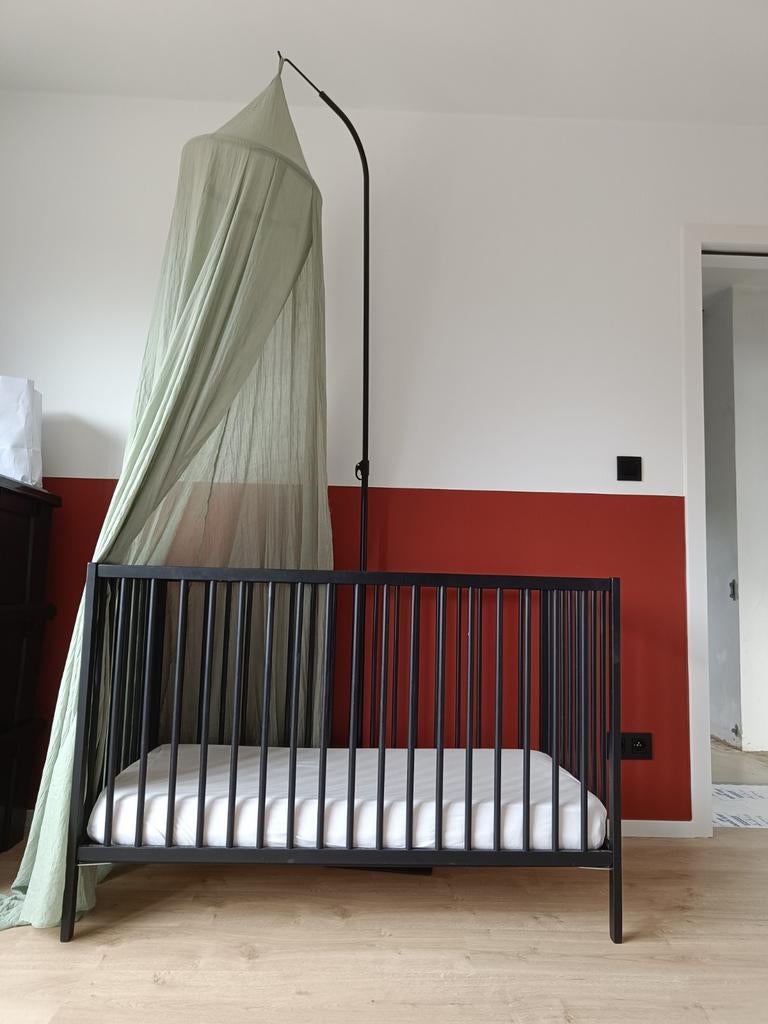 Baby bed/ledikant zwart + aerosleep matras(beschermer), Ophalen, Zo goed als nieuw, Ledikant