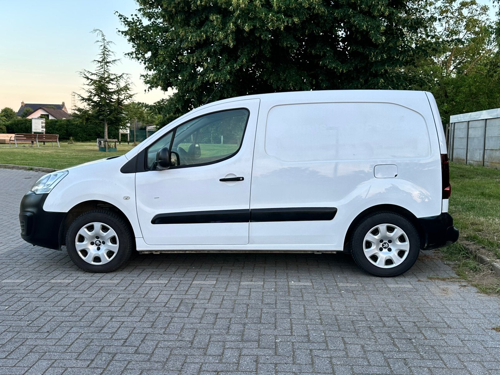 PEUGEOT PARTNER 1.6 HDI EURO 6B 184000 HOMOLOGUÉ À VENDRE, Autos, Camionnettes & Utilitaires, Particulier, Peugeot, Carnet d'entretien