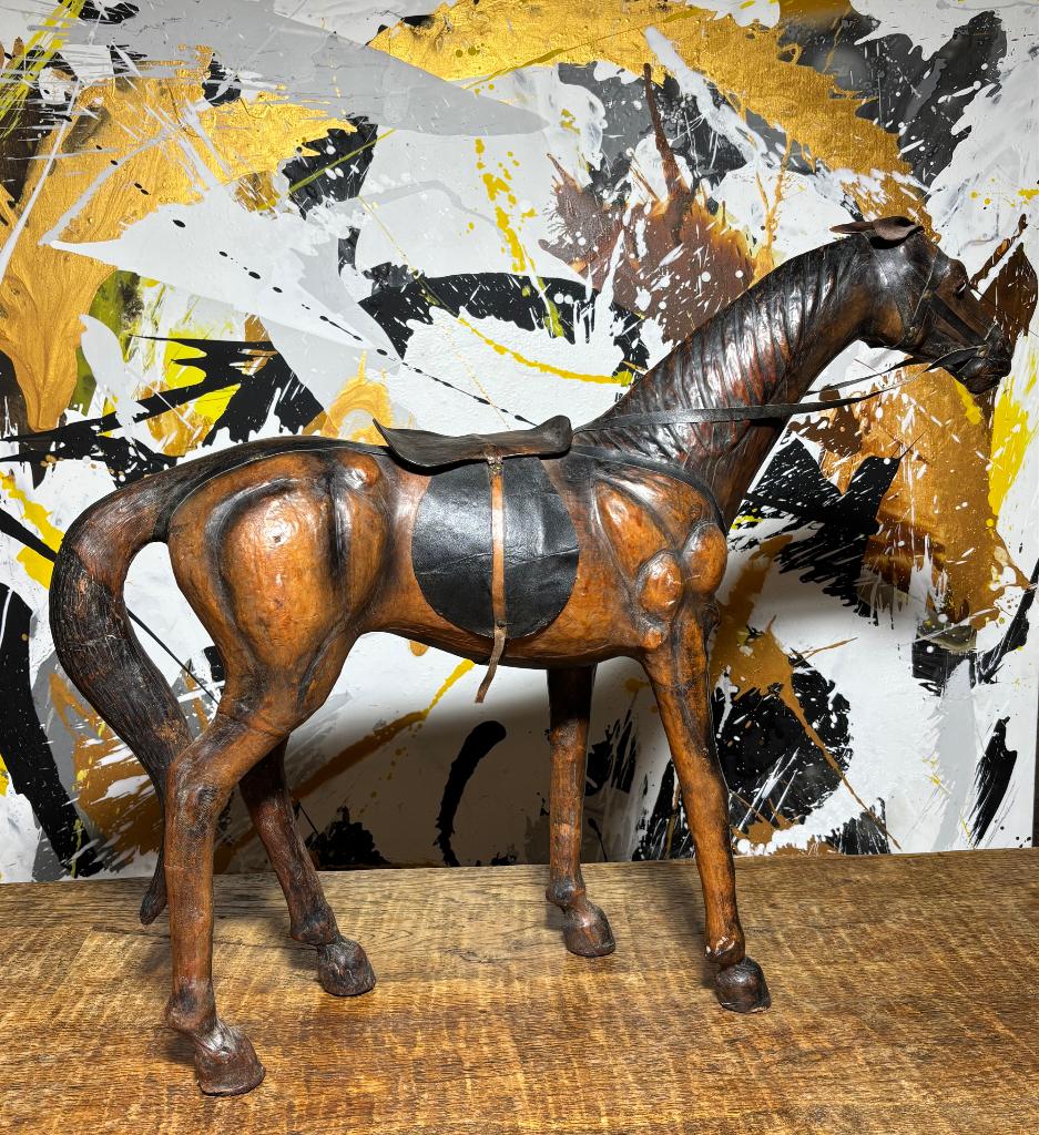 Antiek lederen paard, Ophalen