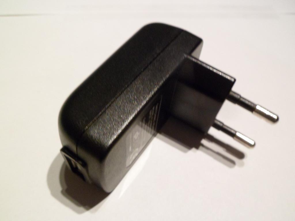 Adaptateur secteur USB 5 V/2 000 mA, 2A—Modèle FJ-SW0502000E, Enlèvement ou Envoi, Comme neuf