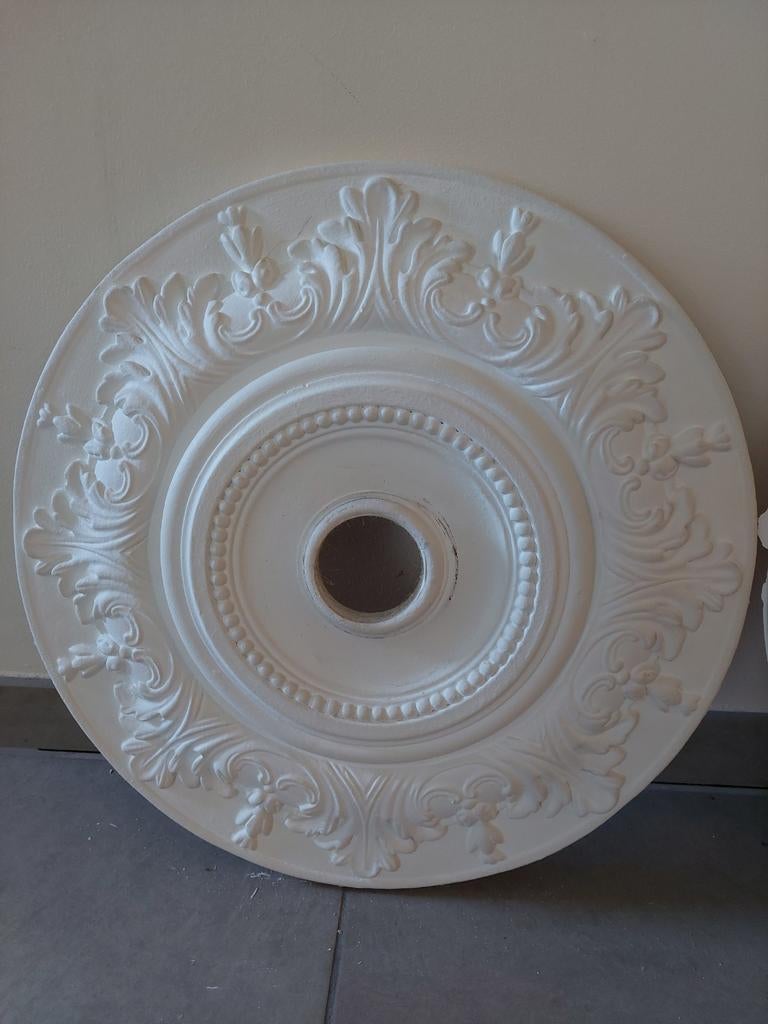 ​2 Prachtige Plafondrozetten (Kalk) – Ø 48 cm, Ophalen of Verzenden