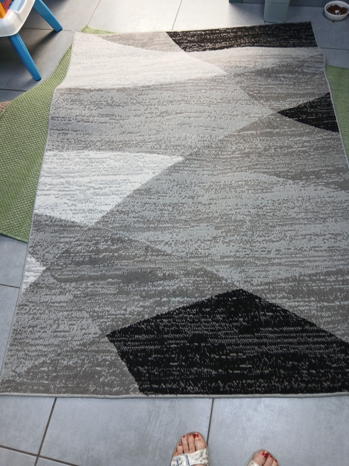 tapis gris blanc noir, Enlèvement