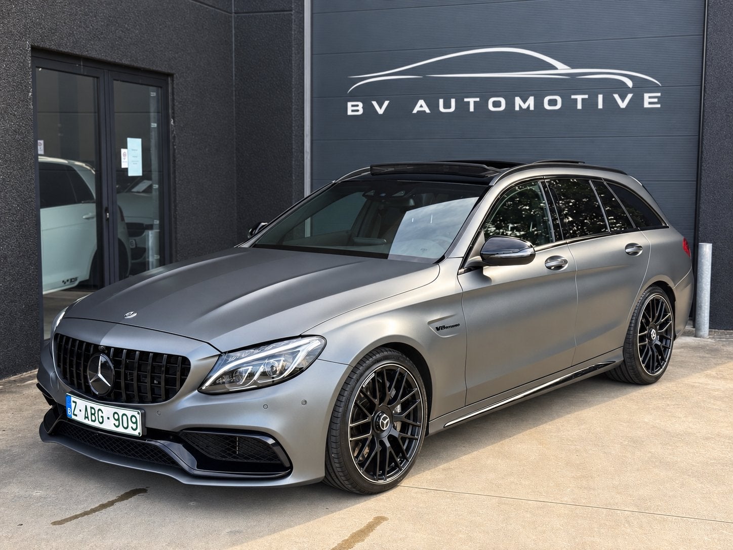 MERCEDES C63 AMG - LICHTE VRACHT - PANO - TREKHAAK - CAMERA, Autos, Cuir, Argent ou Gris, 1800 kg, Entreprise