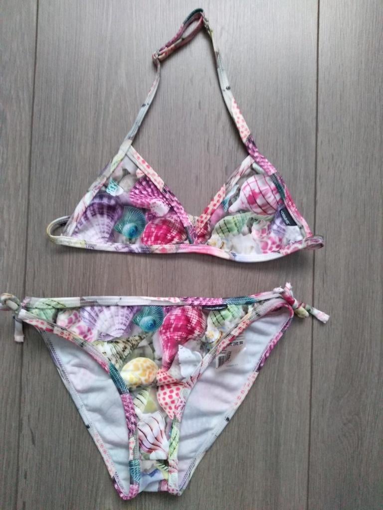 2 bikini's merken maat 122, Enlèvement ou Envoi, Molo, Comme neuf, Vêtements de sport ou Maillots de bain
