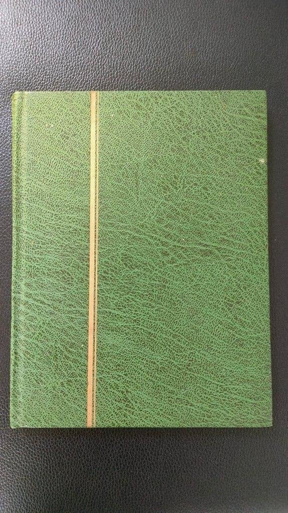 klein groen postzegelalbum met 16 witte blz., Verzenden, Verzamelalbum