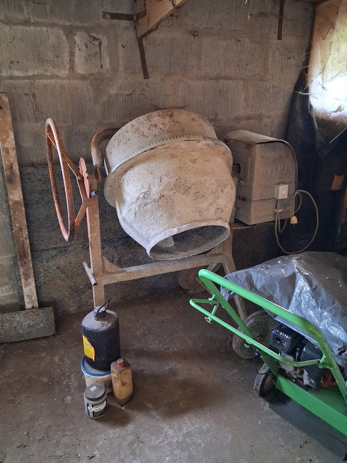 Betonmolen,metserschraven, en een 10tal stippen,, Ophalen