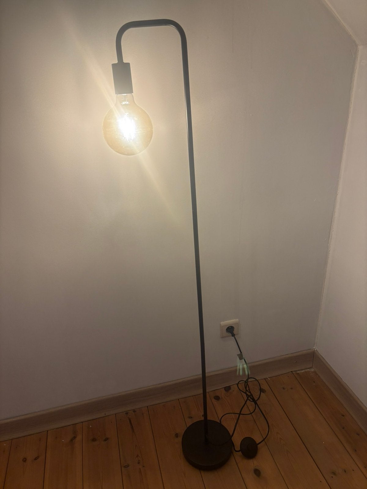 zwarte staande lamp met voetschakelaar inclusief lamp, Huis en Inrichting, Ophalen, Zo goed als nieuw