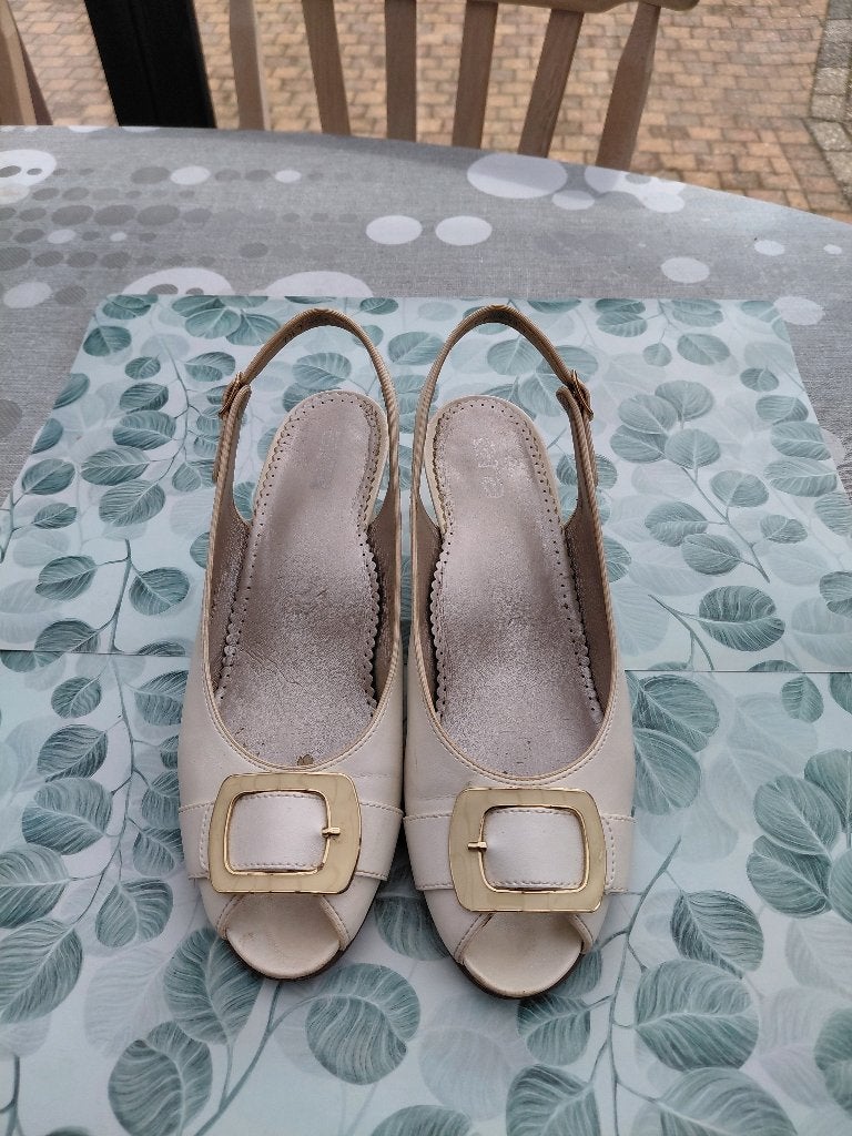 Elegante crèmekleurig slingback pumps, maat 41of 7/5 H, Kleding | Dames, Pumps, Beige, Ophalen of Verzenden, Gedragen