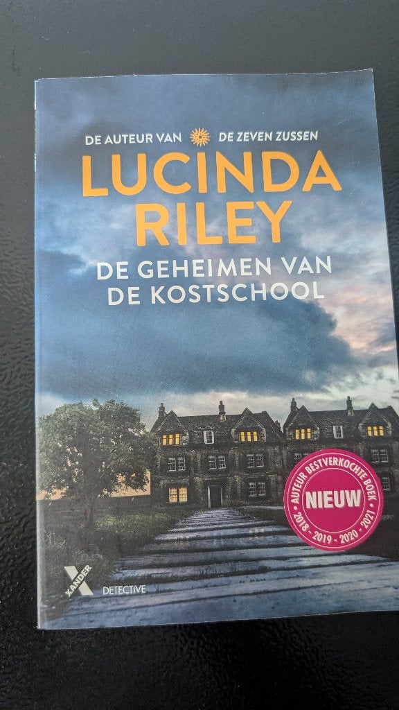 De geheimen van de kostschool – Lucinda Riley, Boeken, Literatuur, Zo goed als nieuw, Ophalen of Verzenden