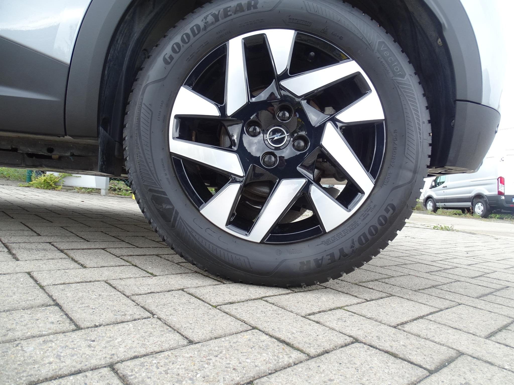 Opel Mokka-e BEV 50kWh e-Edition Verwacht (automatique), Autos, Argent ou Gris, Achat, Entreprise, 1598 kg