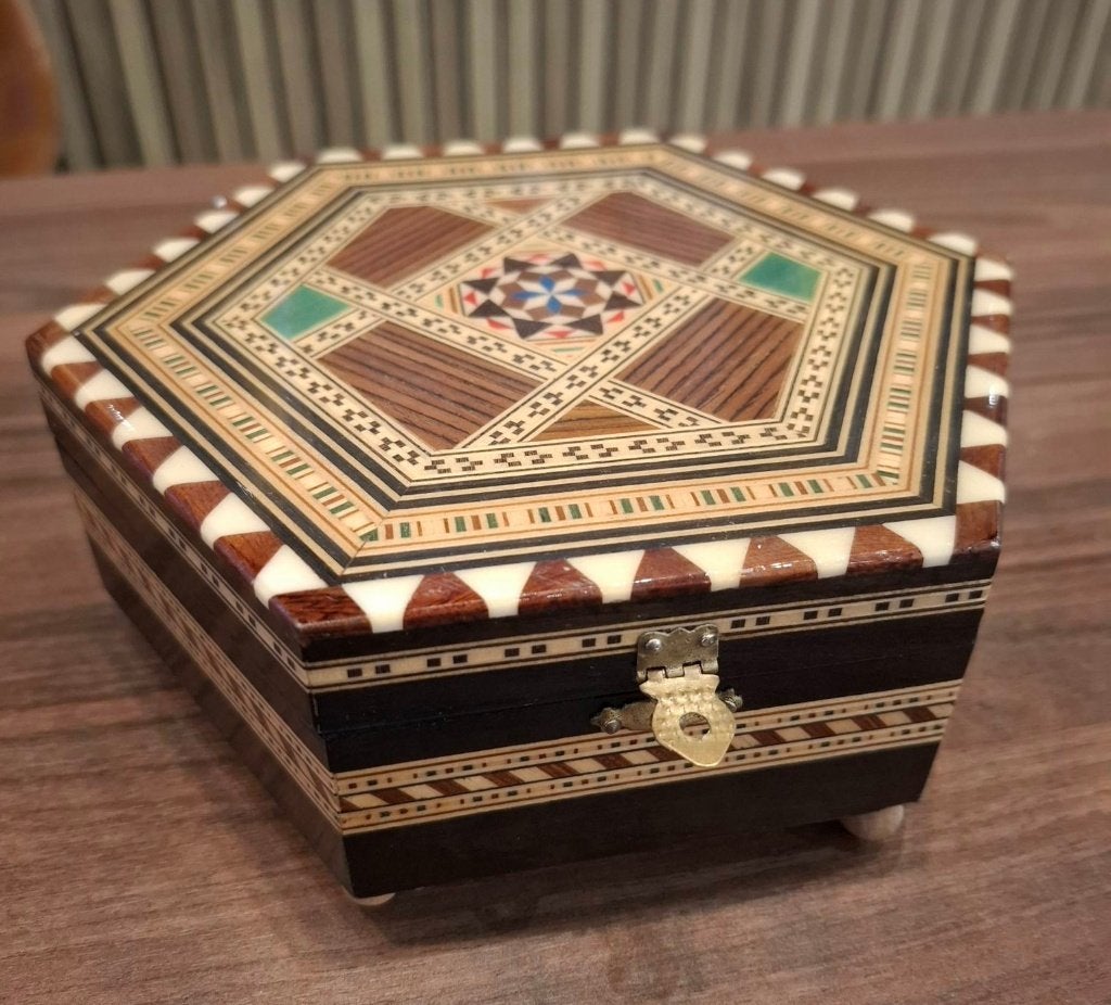 Boîte à bijoux/à musique avec marqueterie, Enlèvement ou Envoi