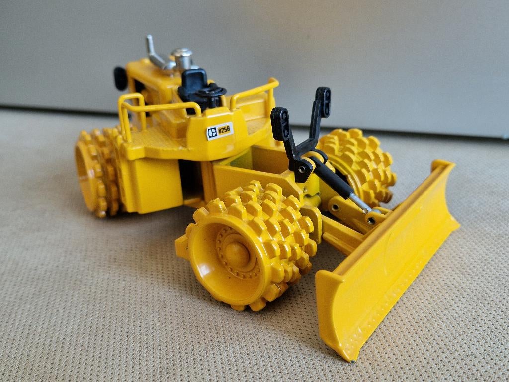 Joal 218 Compacteur CAT 825-B 1:50 miniature chantier, Enlèvement ou Envoi, Utilisé, Grue, Tracteur ou Agricole, Autres marques