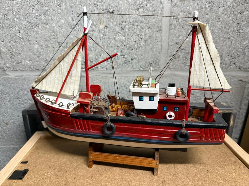 Decoratieve trawler 26cms/H17 in zeer goede staat, Hobby en Vrije tijd, Modelbouw | Boten en Schepen, Ophalen, Zo goed als nieuw