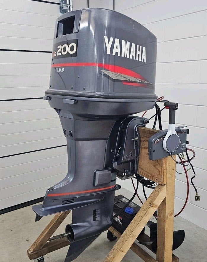 Yamaha 200 pk V6  2 takt 

De Yamaha loopt prach, Ophalen of Verzenden, Buitenboordmotor