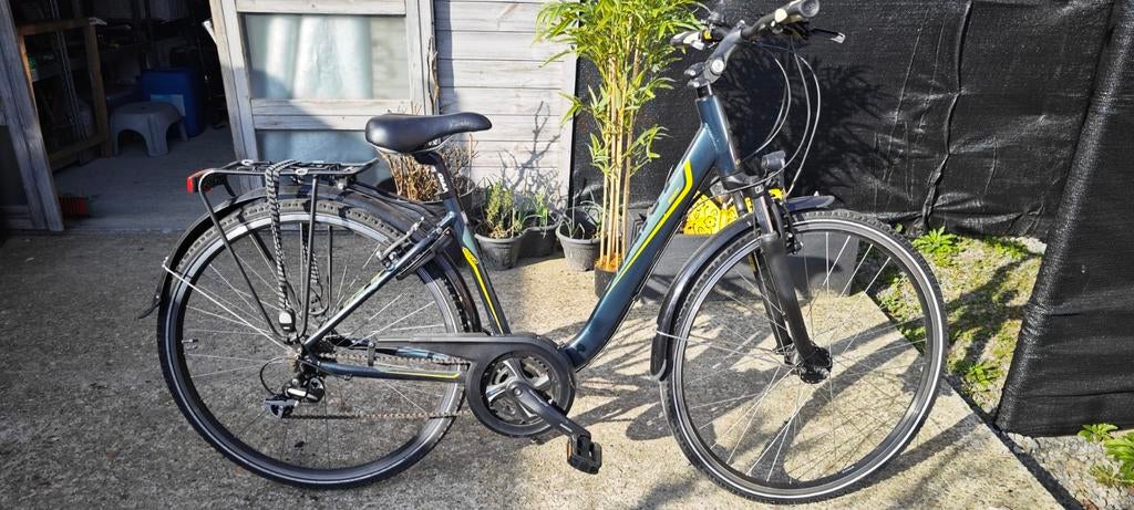 2 tienermeisjes fietsen, Ophalen