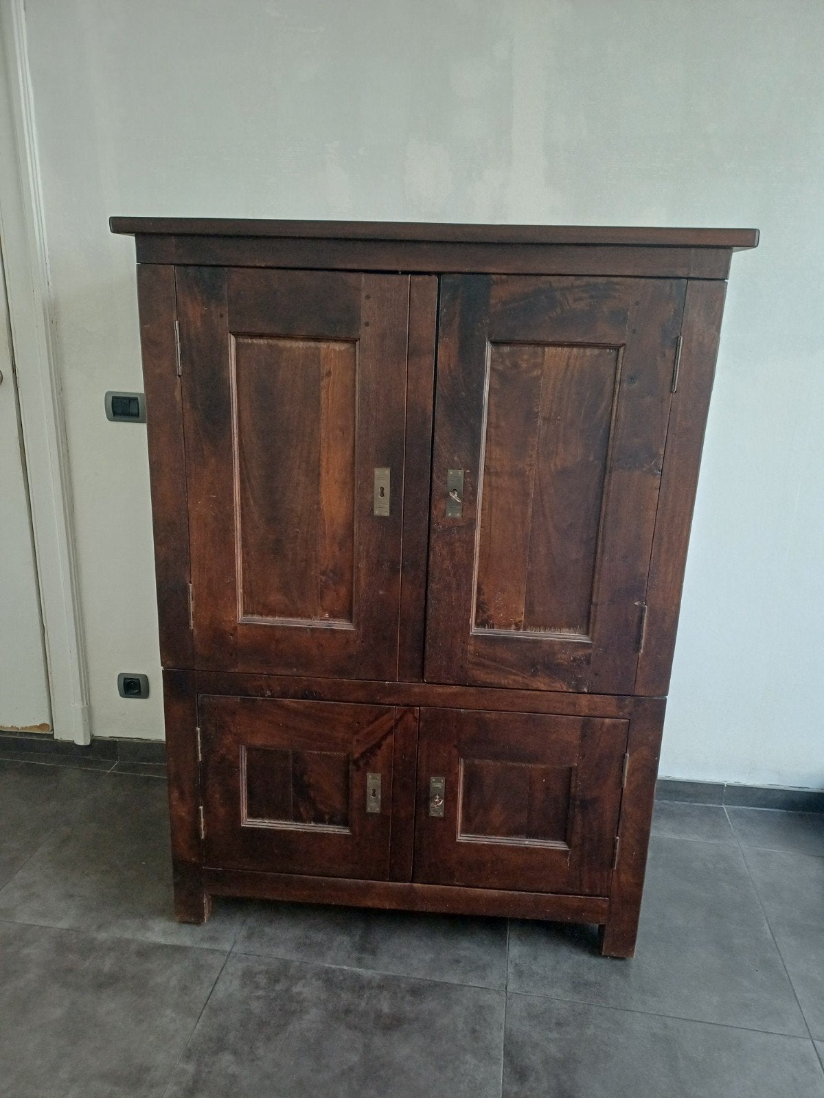 Een robuuste, donkerhouten kast, Enlèvement