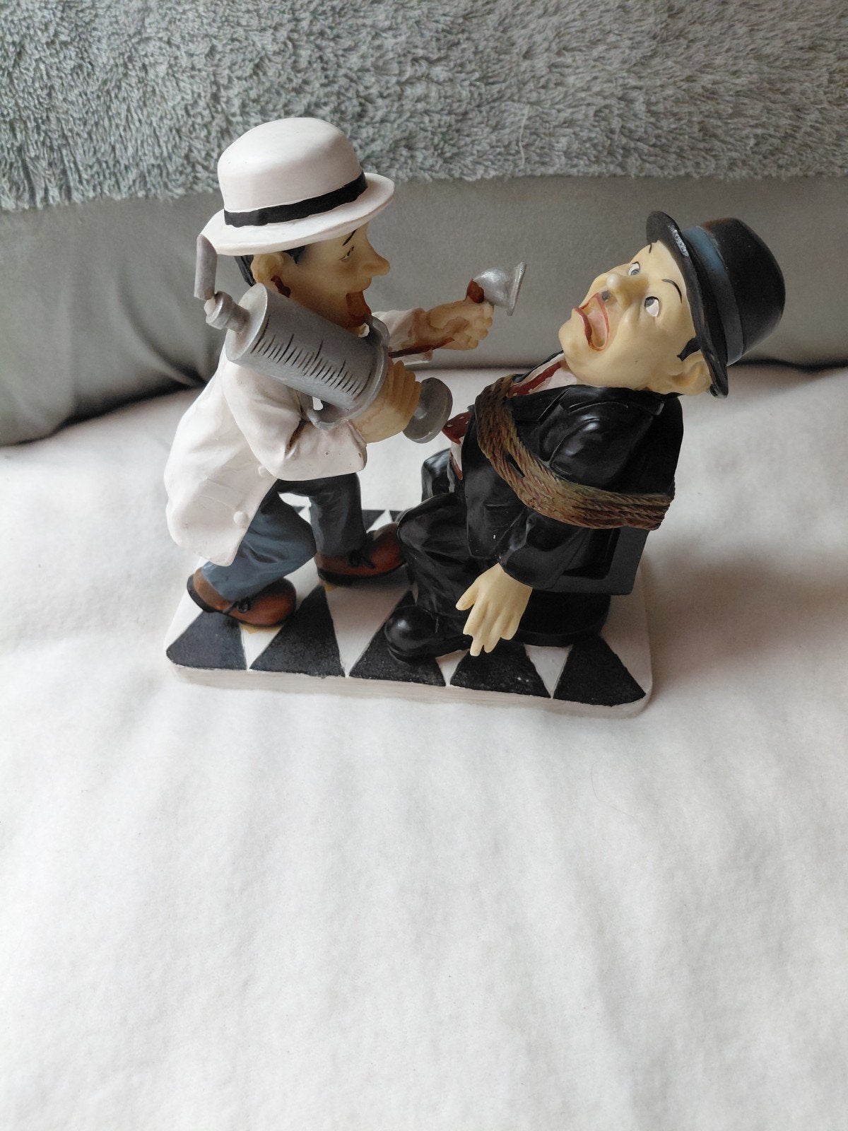 Beeldje Dikke & Dunne, Ophalen