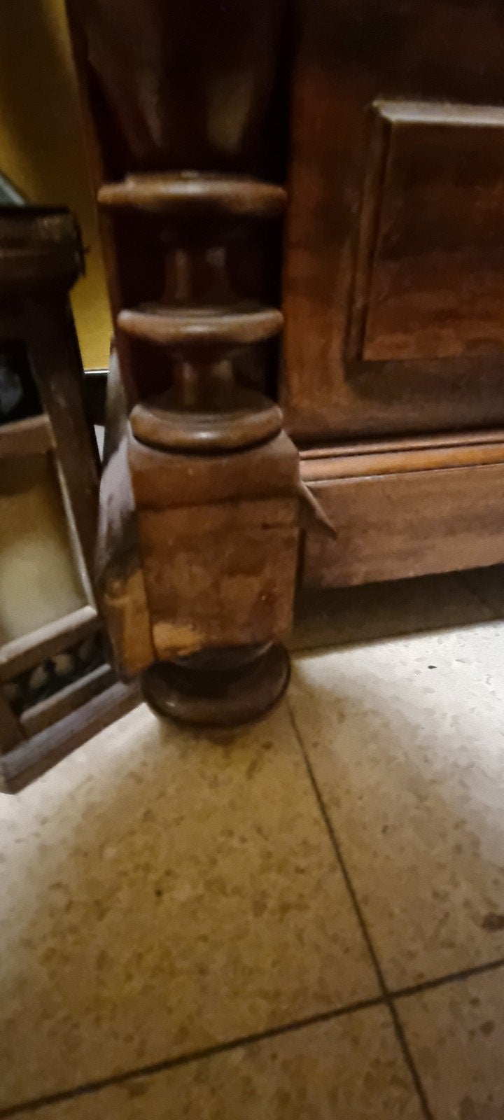 Antieke houten commode met marmeren blad en spiegel., Antiek en Kunst, Ophalen