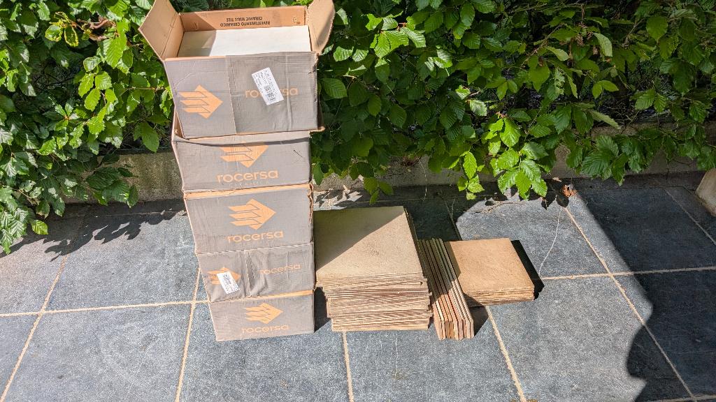 Overschot badkamertegels, vloertegels en  plinten, Doe-het-zelf en Bouw, Tegels, Ophalen, Keramiek, Nieuw, 20 tot 40 cm