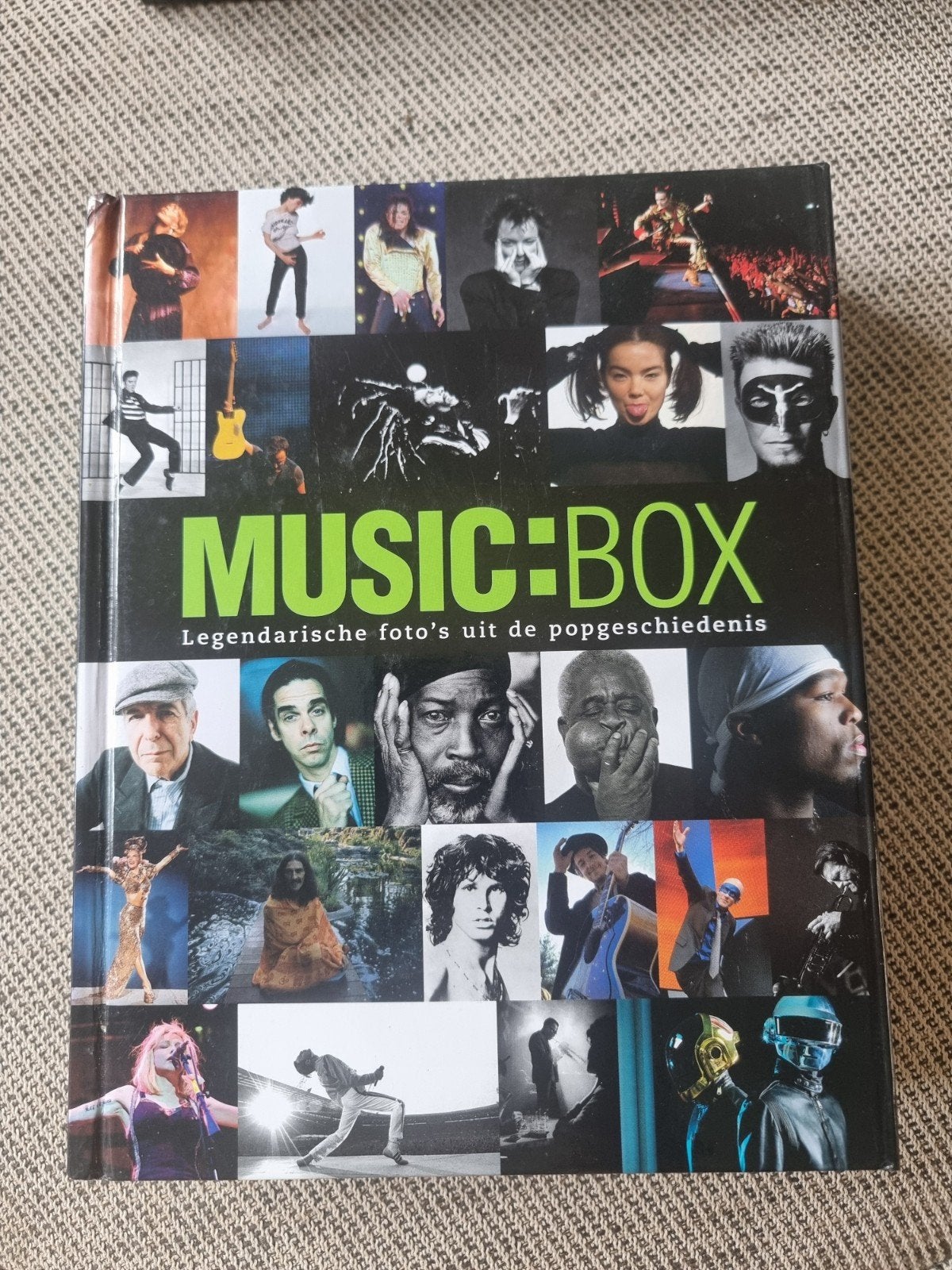 Fotoboek: Music-box, Ophalen
