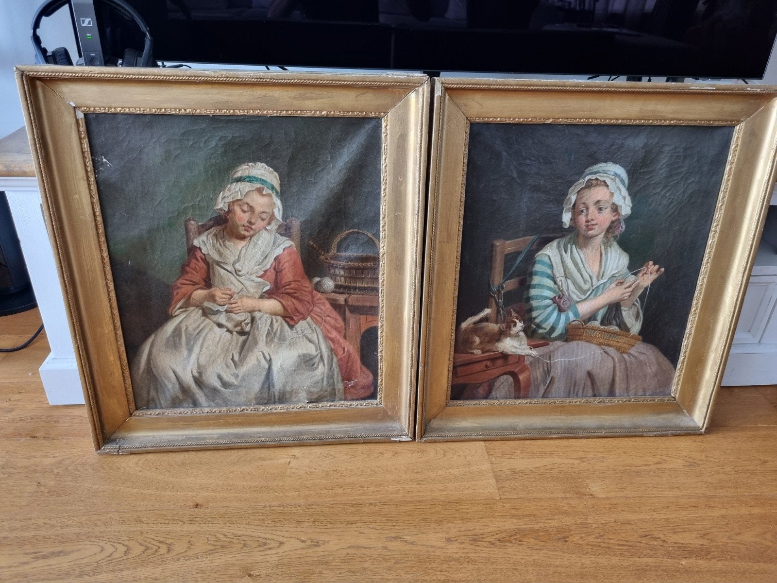 2 schilderijen van meisjes die handwerken, Enlèvement