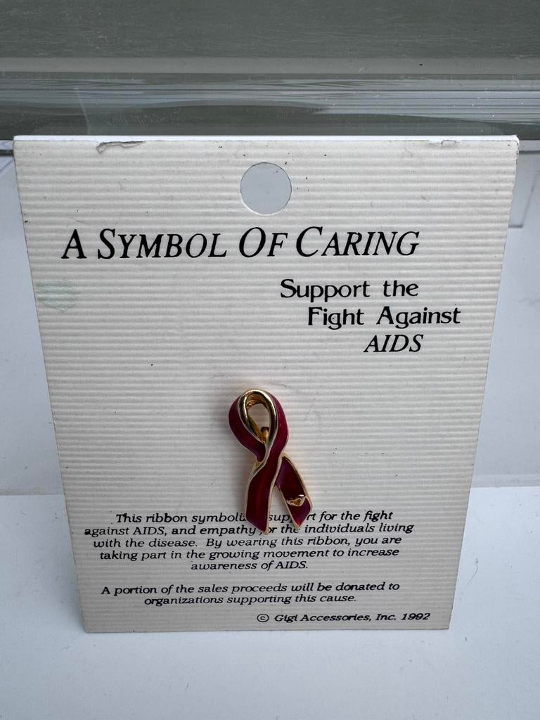 Red Ribbon pin Gigi Accessories 1992 AIDS awareness, Ophalen of Verzenden, Zo goed als nieuw, Overige onderwerpen, Speldje of Pin