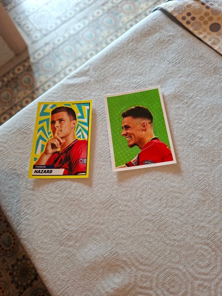 Panini / 2 Stickers / Thorgan Hazard / Rode Duivels, Ophalen of Verzenden, Poster, Plaatje of Sticker