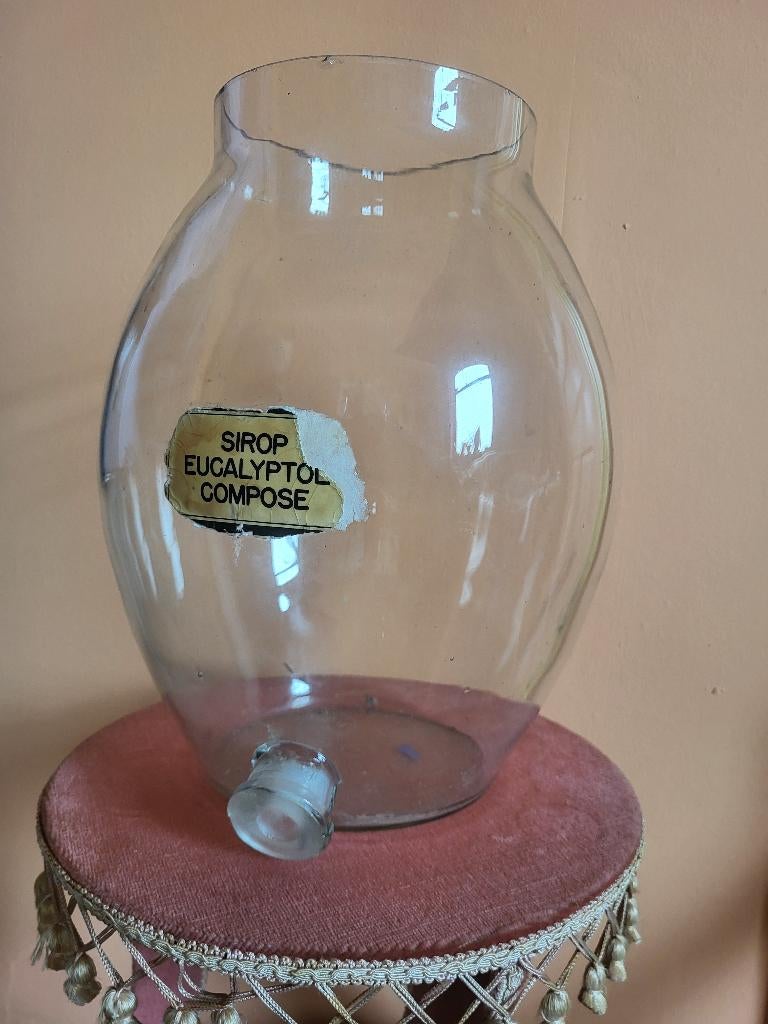 Oude glazen pot met tuit, Enlèvement