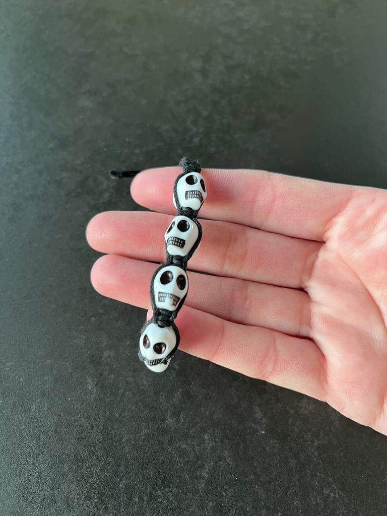 Armbandje met doodskoppen. Perfecte staat., Ophalen of Verzenden, Zo goed als nieuw, Zwart
