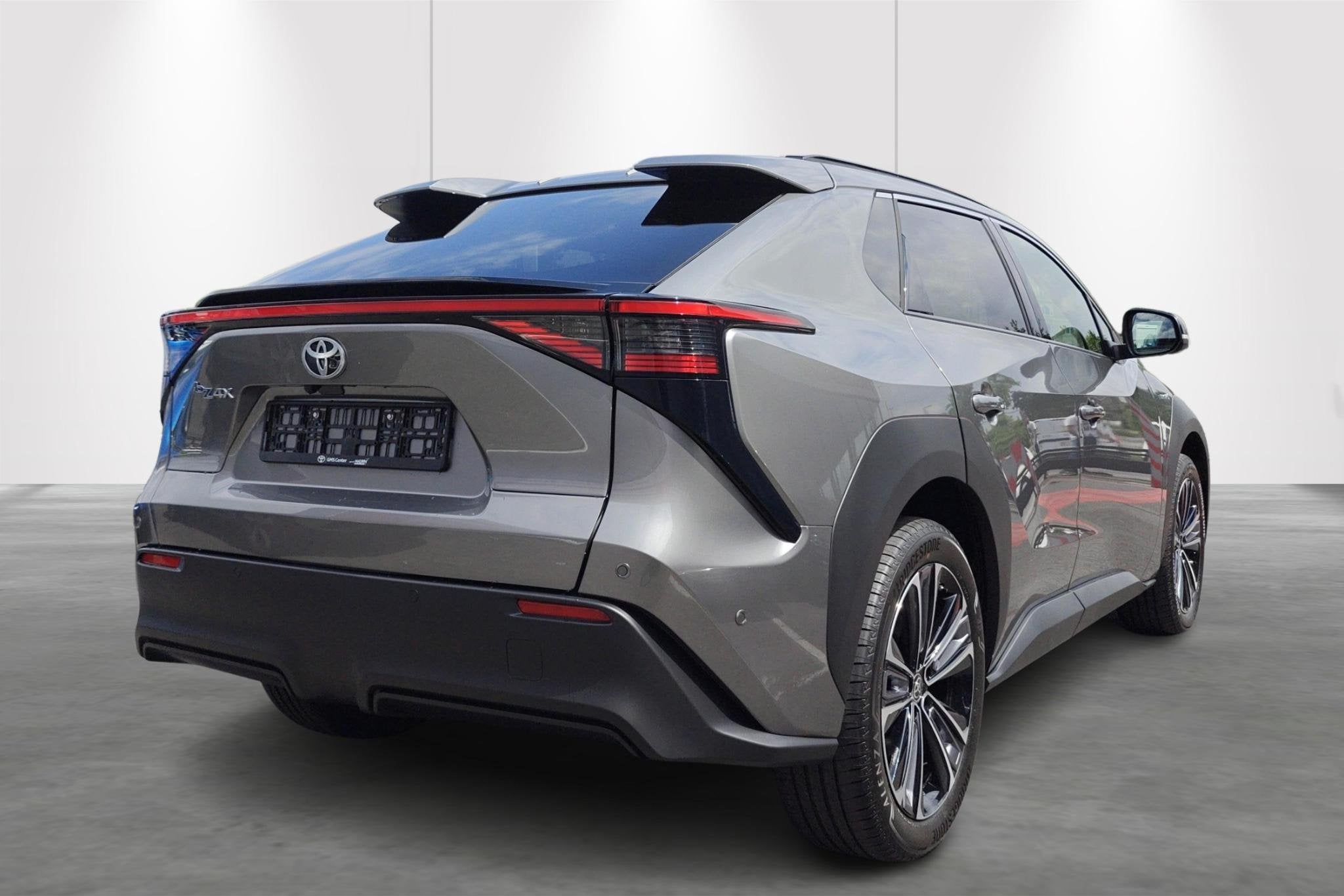 Toyota BZ4X 71.4 kWh 2WD Premium - DEMO, Autos, Toyota, Argent ou Gris, 750 kg, 71 kWh, Noir