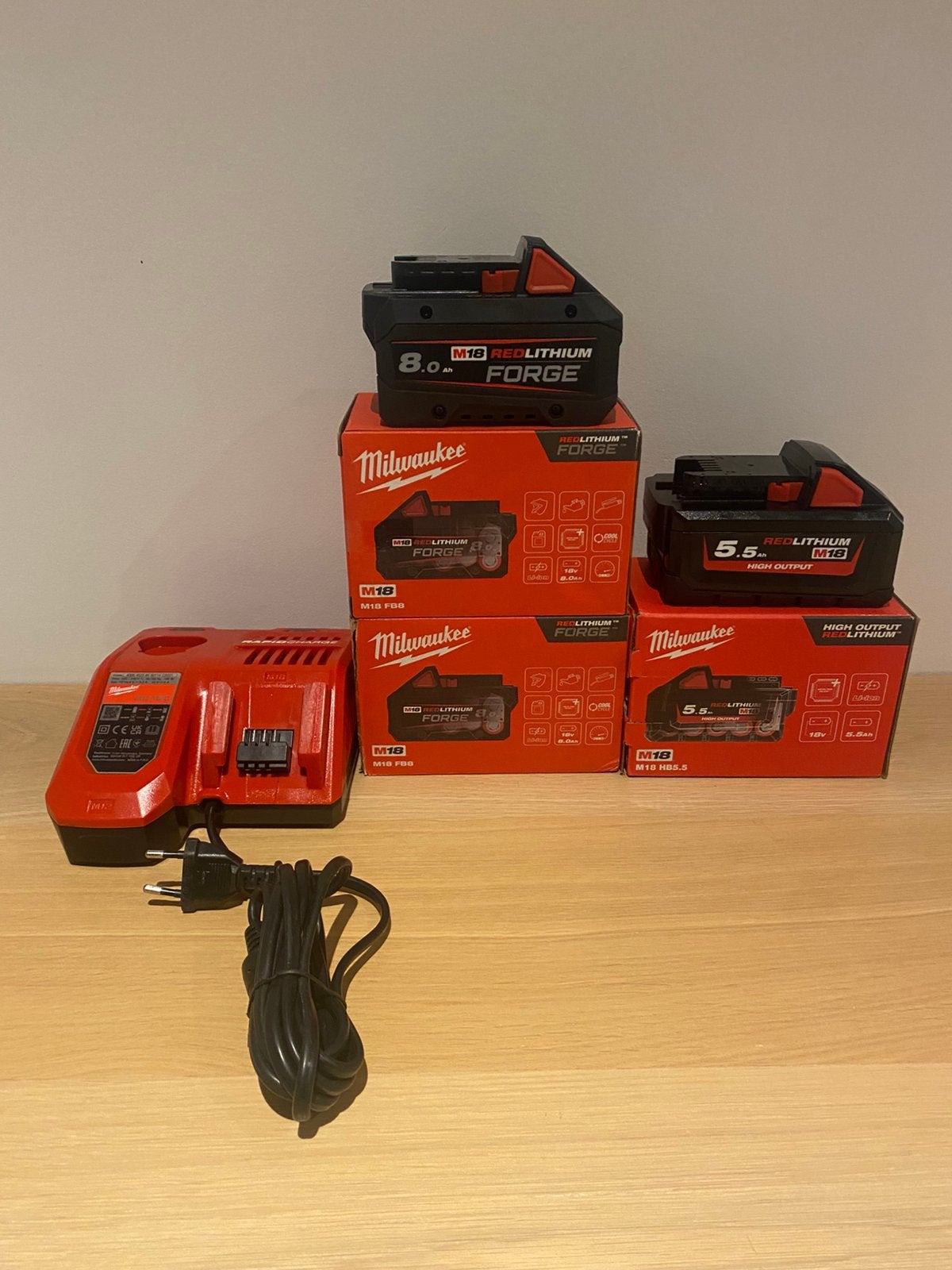 Chargeur Milwaukee plus 3 batteries 5,5 AH et 8,0 AH, Bricolage & Construction, Enlèvement ou Envoi, Neuf