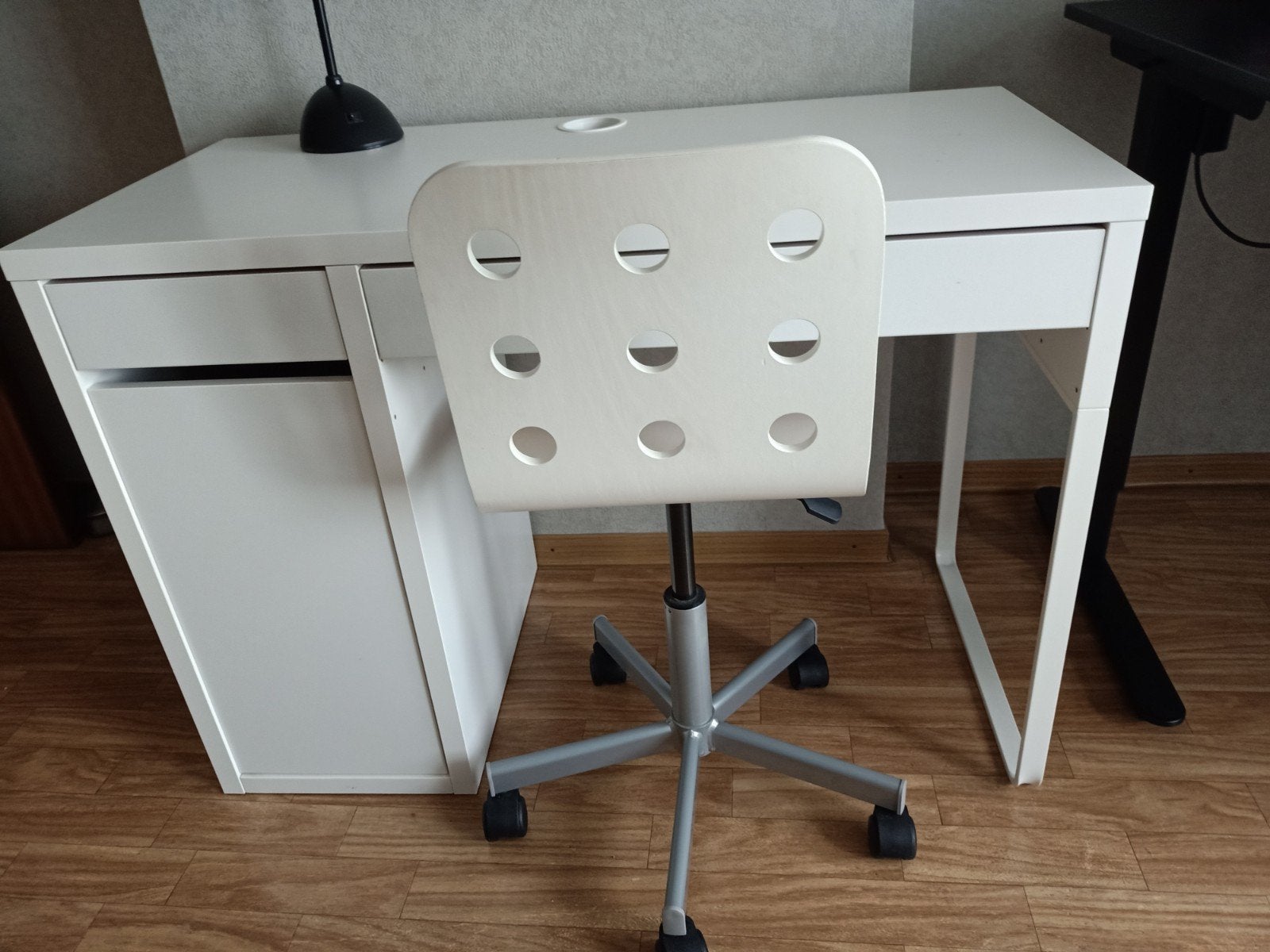 bureau en bureaustoel met magnetisch bord op ,achterkant bur, Ophalen, IKEA, Wit