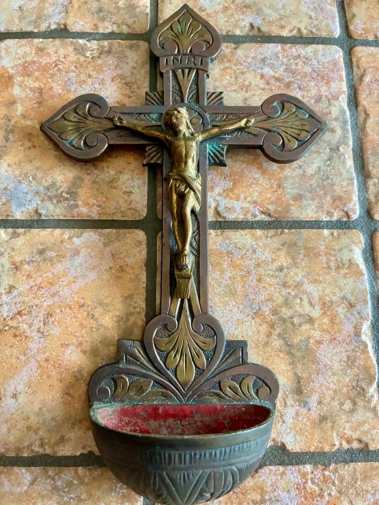 Bénitier de chevet mural avec crucifix, Enlèvement