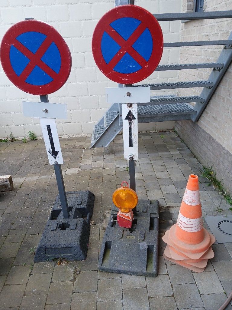 2 borden verboden te parkeren + voet + 4 kegels, Enlèvement, Utilisé, Autres types, Autres marques