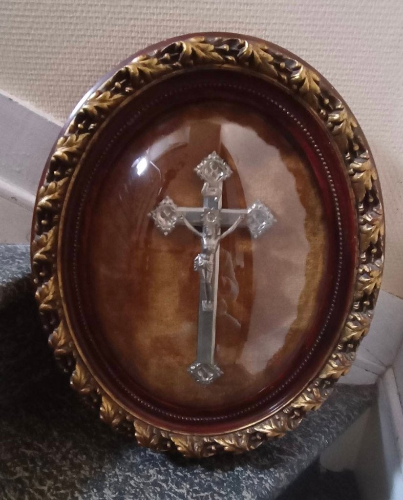 Crucifix sous globe, Antiquités & Art, Enlèvement