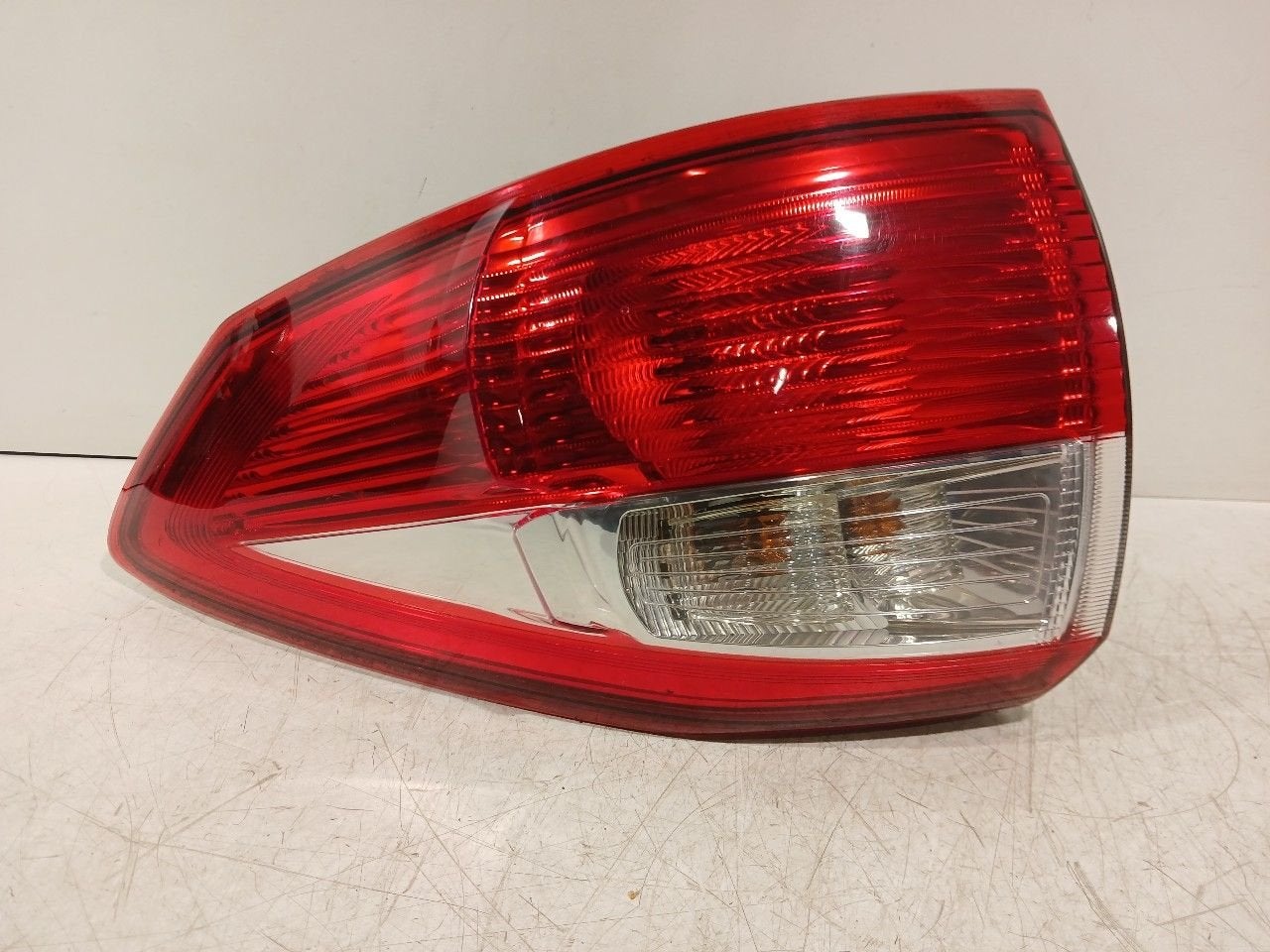 Achterlicht carrosserie rechts Ford C-Max, Onderdelen@venauto.nl, Van der Ven Autorecycling B.V., Ettenseweg 76, 4706 PB Roosendaal, The Netherlands